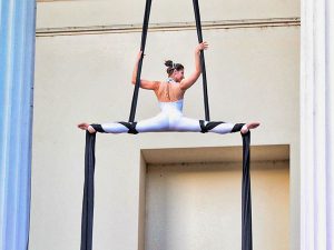 Selyem akrobata műsor rendelés rendezvényre